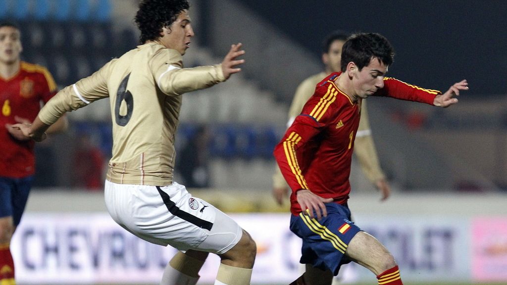 Isaac Cuenca controla un balón ante cae ante Ahmed Hegazy, de Egipto Isaac Cuenca controla un balón ante cae ante Ahmed Hegazy, de Egipto