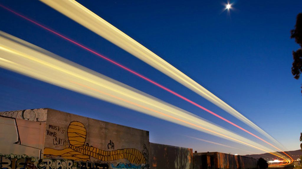 Haz de luz en las vías