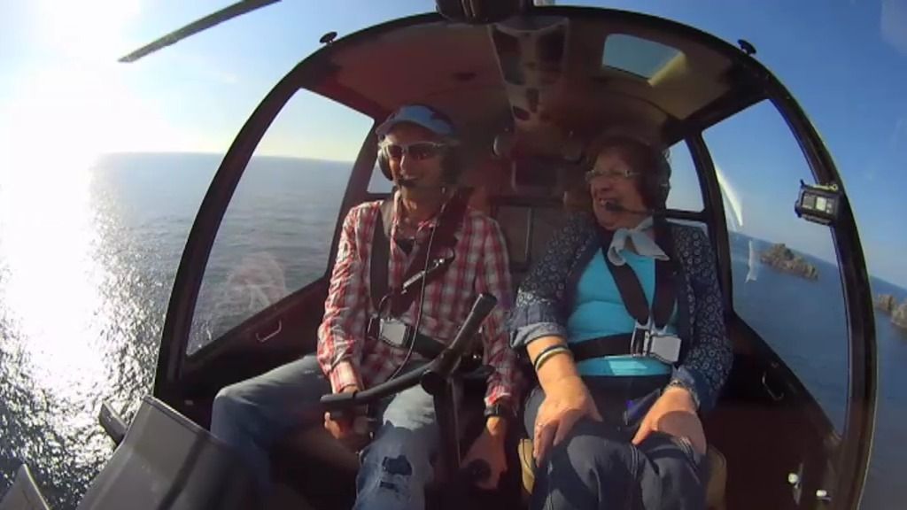 Jesús Calleja ofrece un paseo en helicóptero sobre el mar a Loli a cambio de una red
