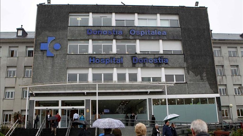 Fachada del hospital Donostia de San Sebastián, donde está ingresado desde el 20 de mayo un guipuzcoano, tras regresar de un viaje por Alemania. EFE