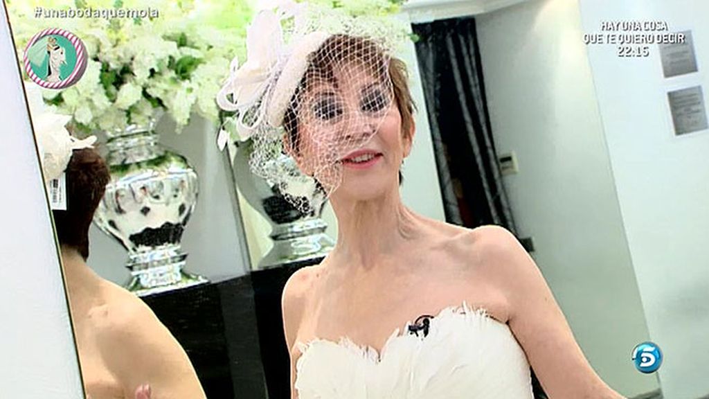 Karmele Marchante se viste de novia para anunciar la boda