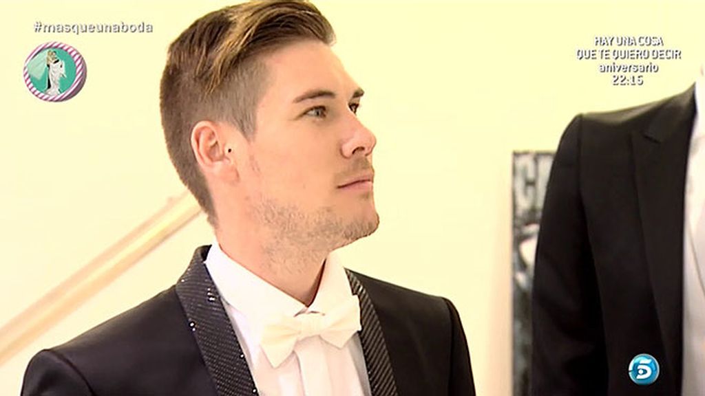 Antonio y María, junto a su wedding planner, buscan traje para su gran día