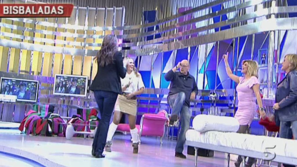 Marta y Kiko M. imitan la patada del cantante