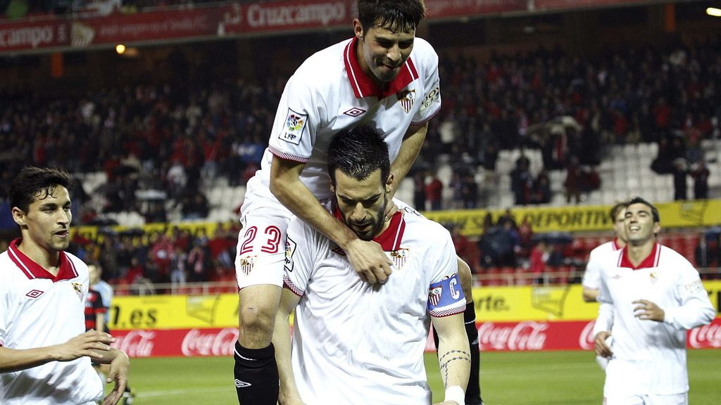 El delantero del Sevilla CF, Álvaro Negredo , celebra su tercer gol con sus compañeros, durante el partido, correspondiente a la vigésimo sexta jornada de Liga ante el Celta