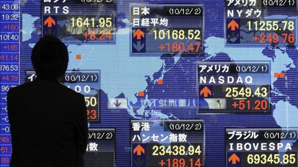 Un hombre se interesa por los cierres de los parqués en el mundo, en Tokio (Japón). EFE/Archivo Un hombre se interesa por los cierres de los parqués en el mundo, en Tokio (Japón). EFE/Archivo