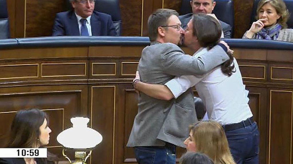 Iglesias y Domènech, besos en el Congreso