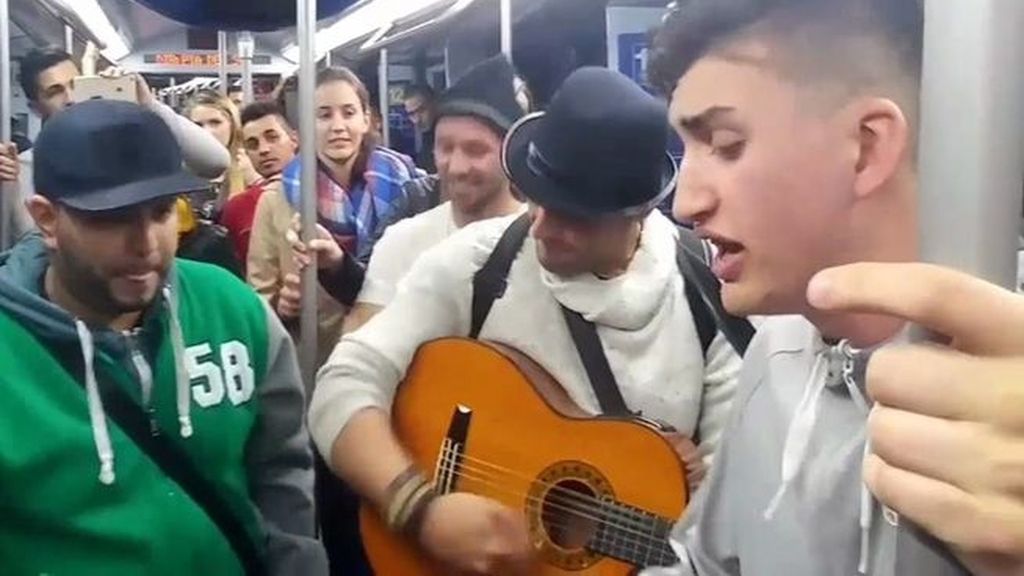 Los ritmos y el sentimiento canario inundan el metro de Madrid