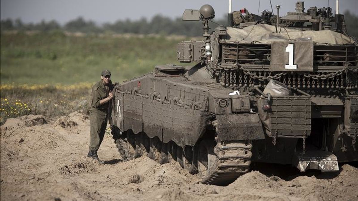 Un soldado israelí limpia un tanque militar cerca de la frontera entre Israel y el sur de la Franja de Gaza. EFE/Archivo