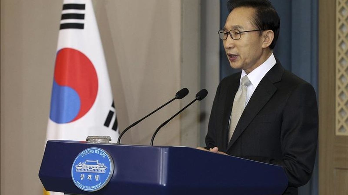 El presidente surcoreano, Lee Myung-bak, dejó hoy abierta la posibilidad de celebrar una cumbre con Pyongyang para solucionar la crisis entre las dos Coreas si el régimen comunista muestra "un cambio de actitud" y cesa en sus provocaciones. EFE/Archivo