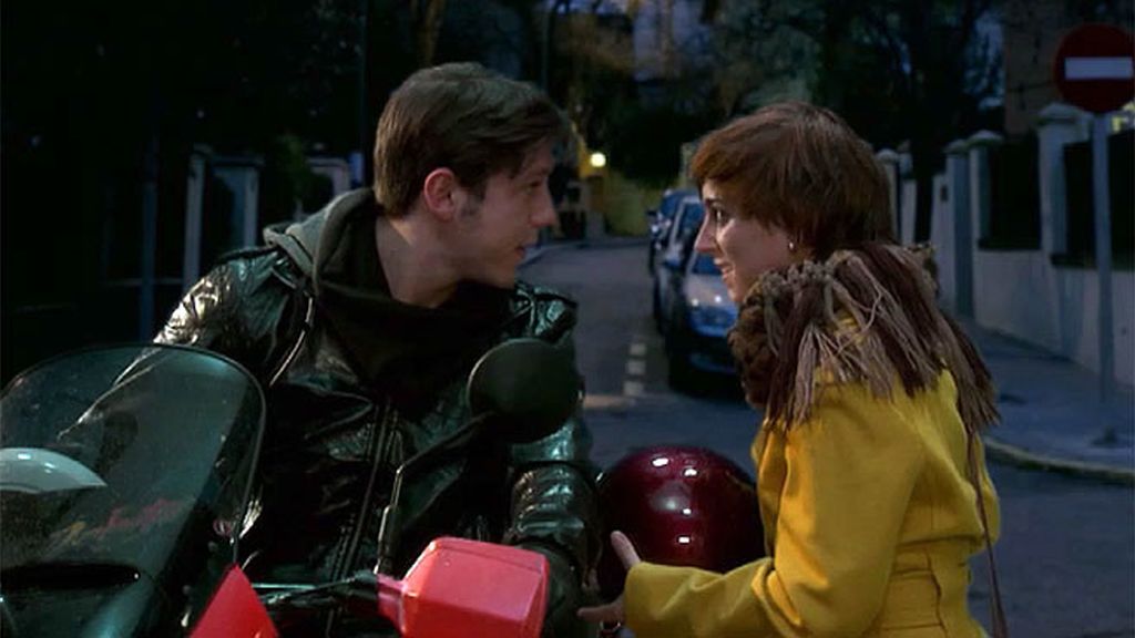 Natalia mete en su vida a Lolo, pero él no sabe que es su hermano...