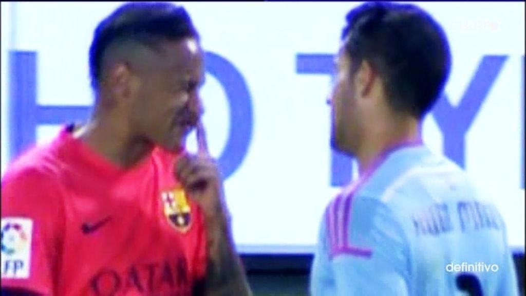 ¡Qué feo gesto de Neymar! El brasileño se suena los mocos en dirección a Hugo Mallo