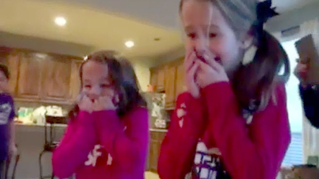 Así reaccionan estas niñas al ver a su nuevo hermano bajo el árbol de Navidad