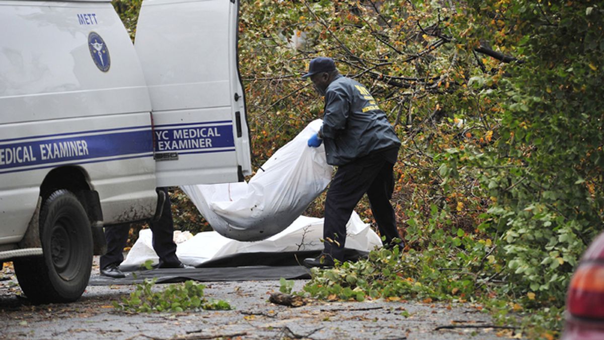 Los servicios de emergencias recogen los cadáveres de dos víctimas del huracán 'Sandy' en la ciudad de Nueva York