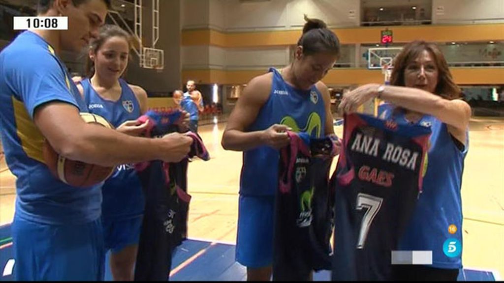 Las jugadoras del Estudiantes ¡regalan camisetas a Pedro Sánchez y a Ana Rosa!