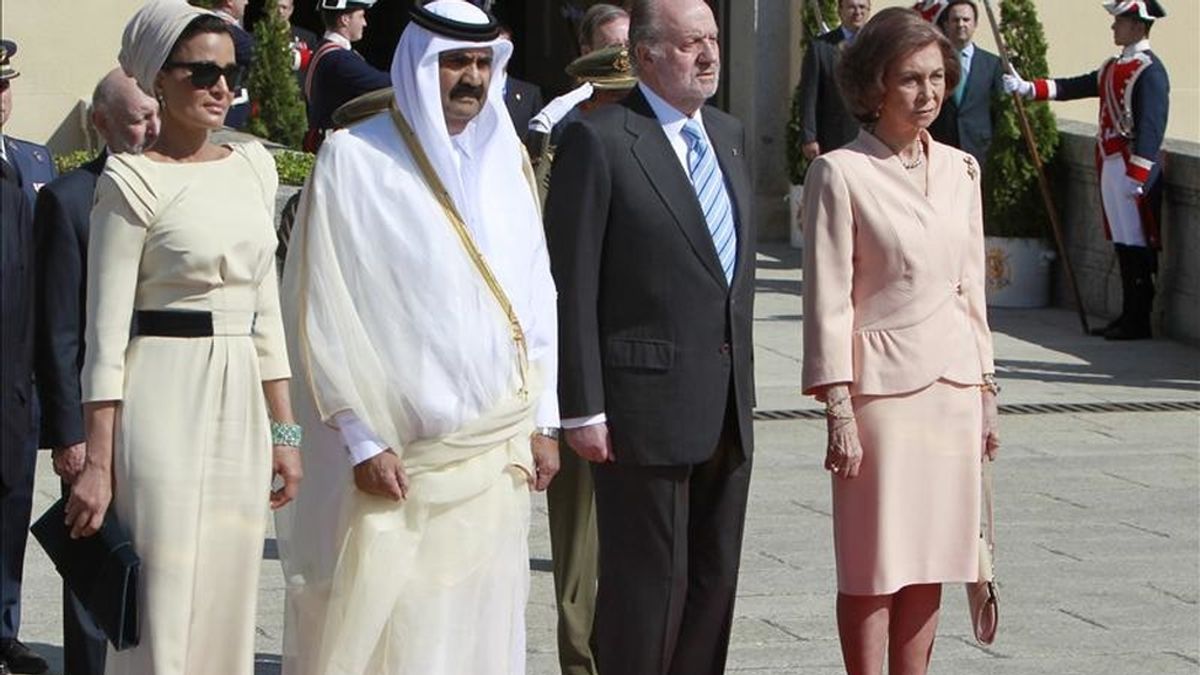 Los Reyes despiden en el Palacio de El Pardo al emir de Catar, Hamad Bin Jalifa al-Thani, y a la esposa de este, Mozah Bient Nasser, quienes han puesto fin a su visita oficial de dos días a España para potenciar las relaciones bilaterales. EFE