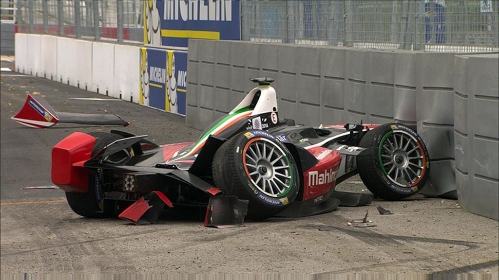 ¡Senna estrella su coche en la última curva!