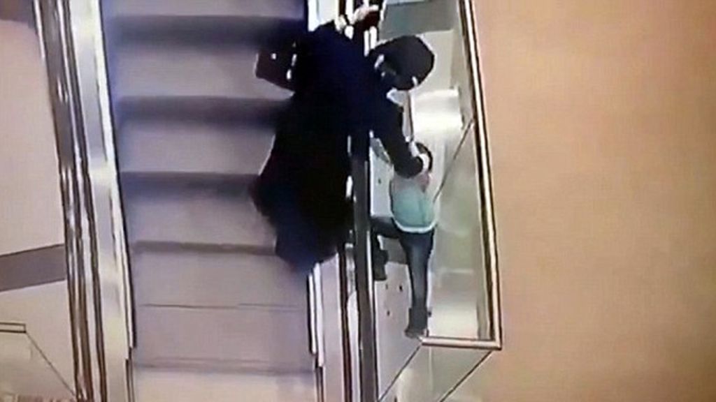 Una niña cae por el hueco de una escalera mecánica y sólo resulta herida