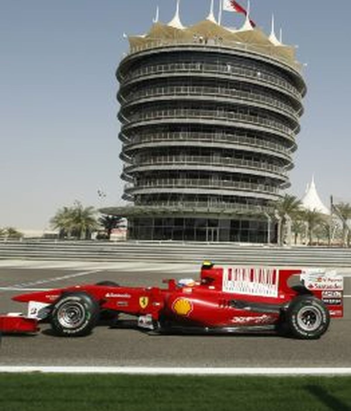 Fernando Alonso rueda en Bahrein en el último GP. Foto: Gtres
