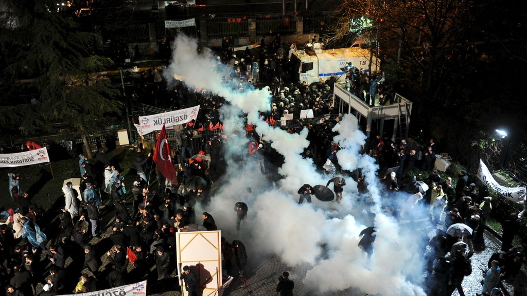 Gases lacrimógenos en el asalto de la policía al diario opositor turco Zaman