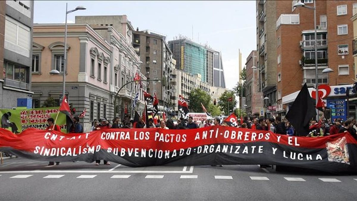 Cabecera de la manifestación convocada hoy en Madrid por el sindicato CNT con motivo del primero de mayo, que se celebra en un contexto de crisis económica y con el número de parados en una cifra histórica próxima a los cinco millones. EFE