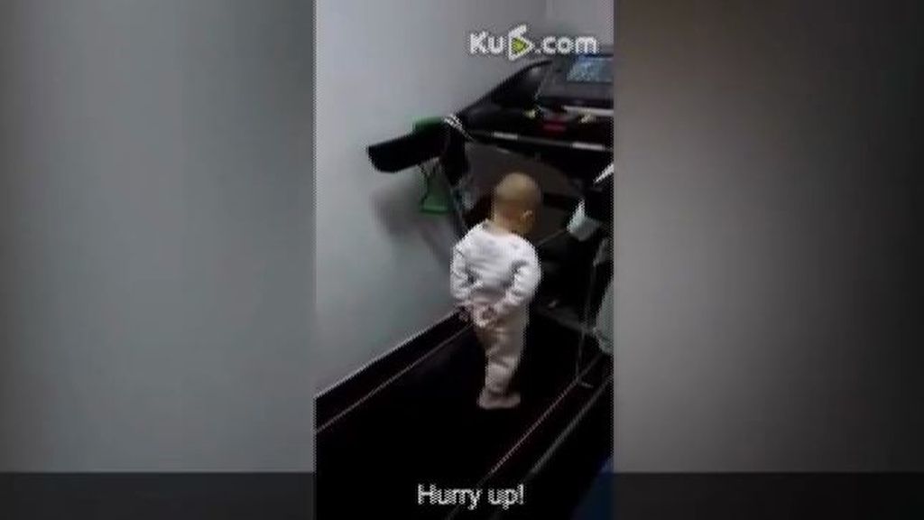 Los padres de un bebé de 17 meses se divierten mientras el niño corre en una cinta