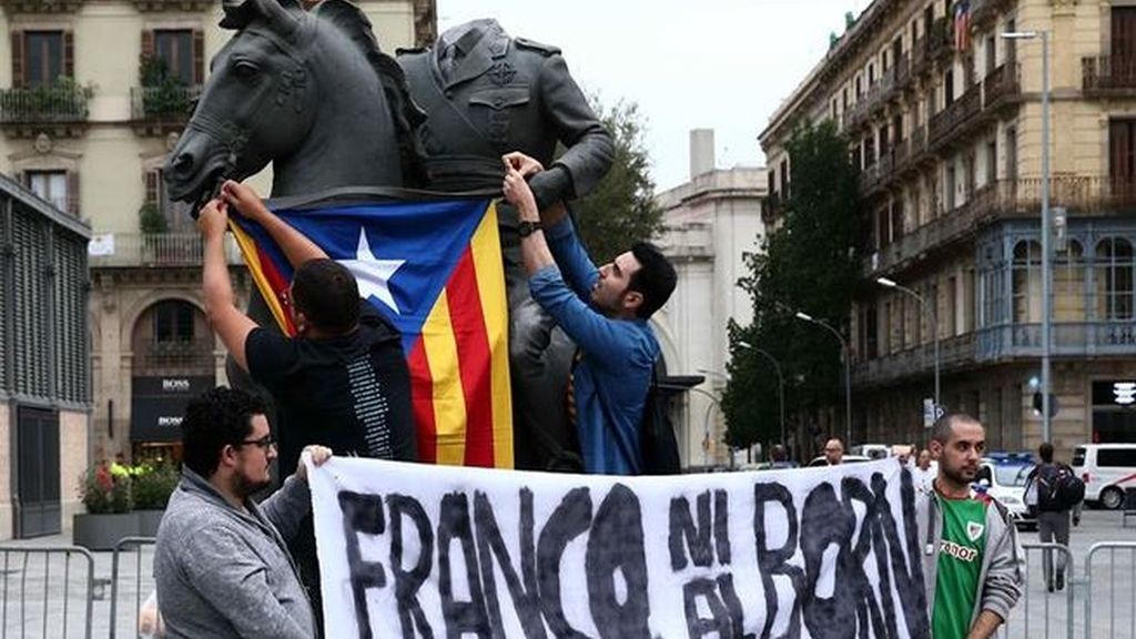 Las estatuas de Franco incendian El Born