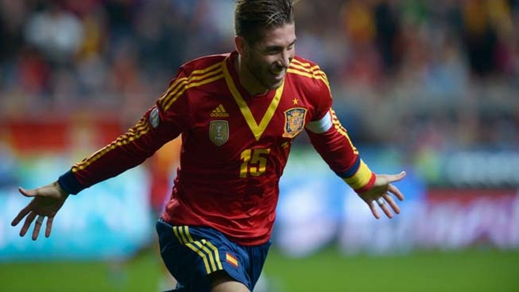 Sergio Ramos celebra su gol contra la selección de Finalandia