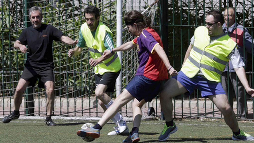 Pablo Iglesias desempolva las botas de fútbol en la jornada de reflexión
