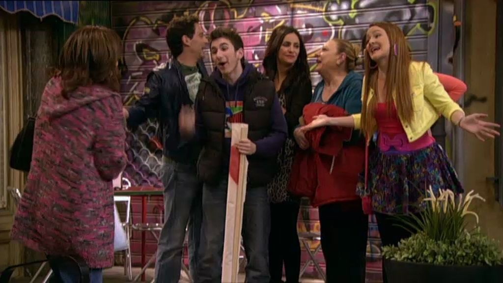 Aída abraza de nuevo a su familia