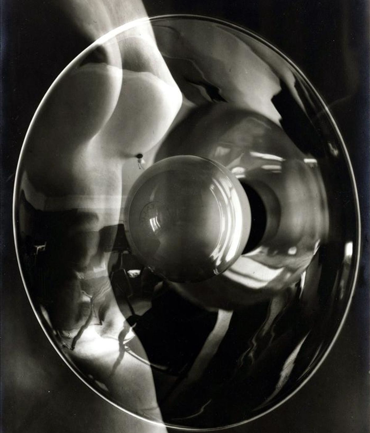 Reproducción de la imagen "Photomontage with Nude and Studio Light", del artista surrealista Man Ray (1890-1976), que se adjudicó el 6 de abril 2011, por 410.500 dólares en una subasta en Nueva York (EE.UU.), con lo que se convirtió en la obra más cara de la puja de fotografías organizada por la firma Sotheby's. EFE/Man Ray/Sotheby's