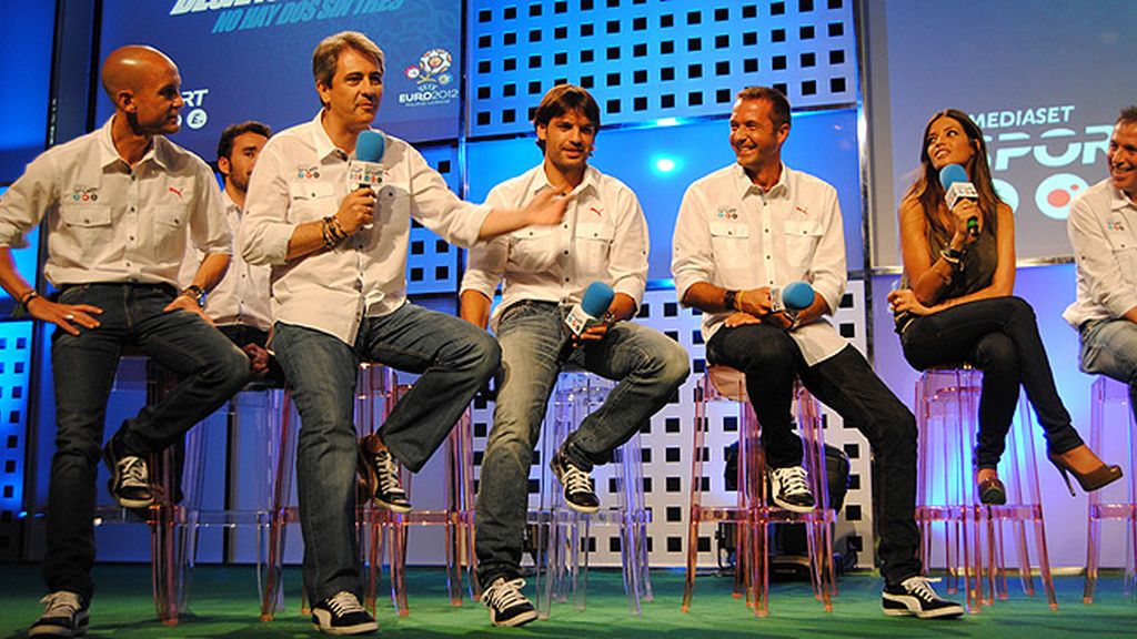 Vasile, J.J. Santos, Manu, Sara, Casillas, Iniesta, Del Bosque, en la presentación