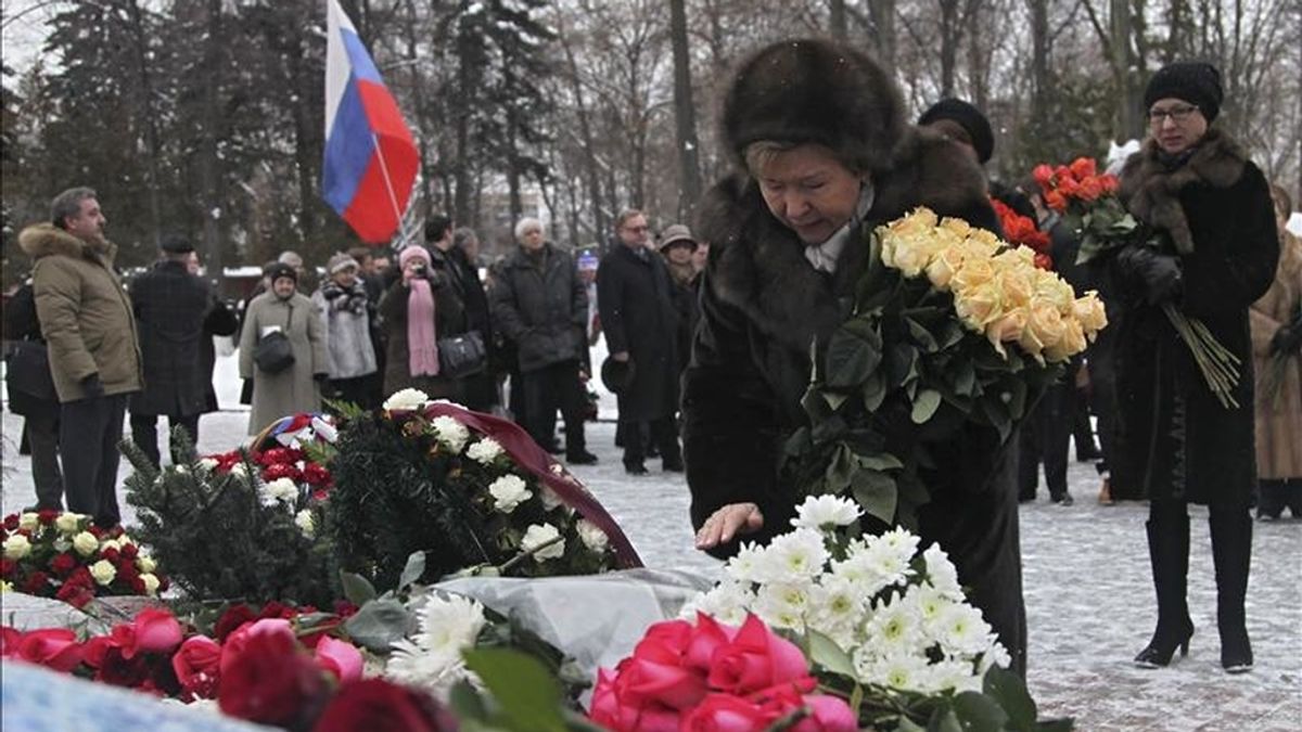 Naina Yeltsina, viuda del primer jefe del Estado ruso postsoviético, Boris Yeltsin, visita su tumba en el cementerio Novodevichiy con motivo de la celebración del 80º aniversario de su nacimiento, en Moscú (Rusia), hoy, martes, 1 de febrero de 2011. El primer presidente ruso falleció el 23 de abril de 2007. EFE