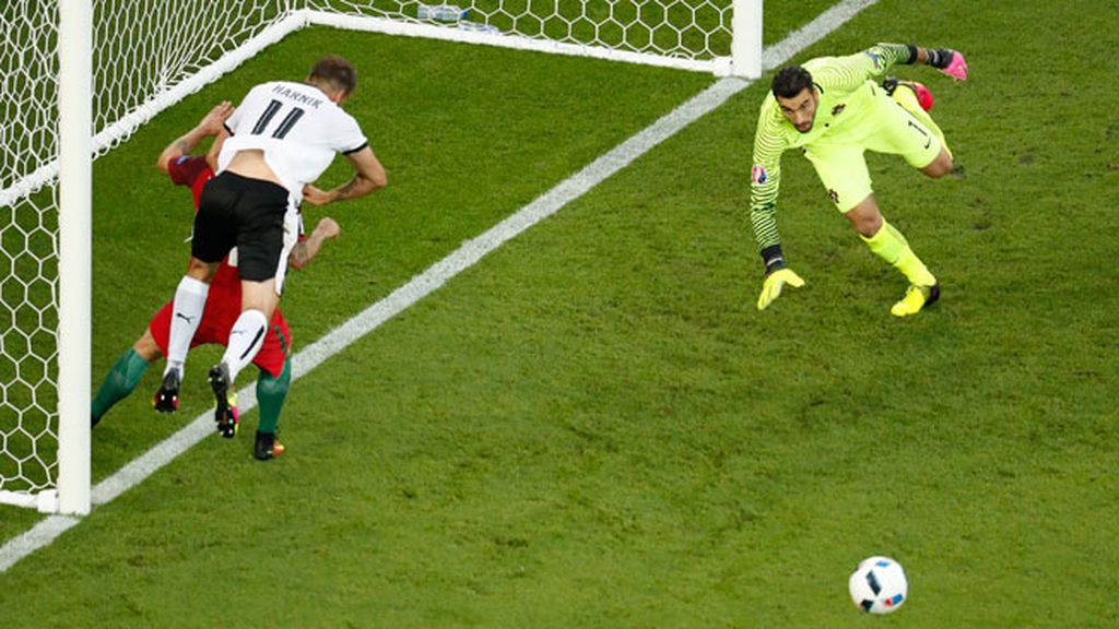Falta tirada por Alaba con mucho peligro que supone la primera ocasión de gol de Austria