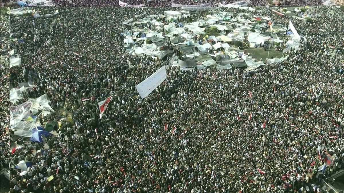 Miles de manifestantes egipcios antigobierno continúan con las protestas contra el presidente Hosni Mubarak por decimoquinto día consecutivo, en la plaza de Tahrir en El Cairo. EFE