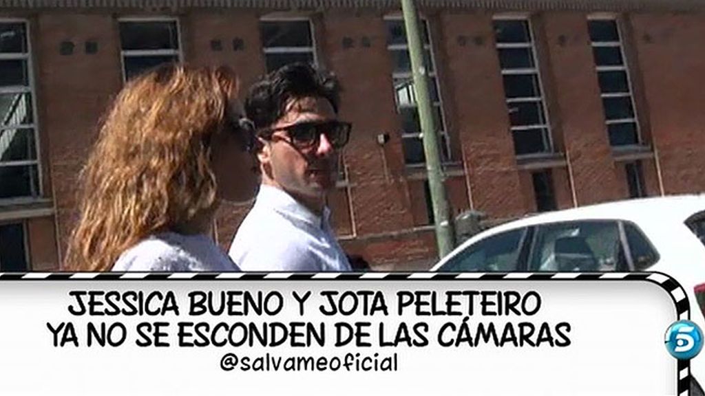 La pareja guarda silencio, pero pasean sonrientes y de la mano