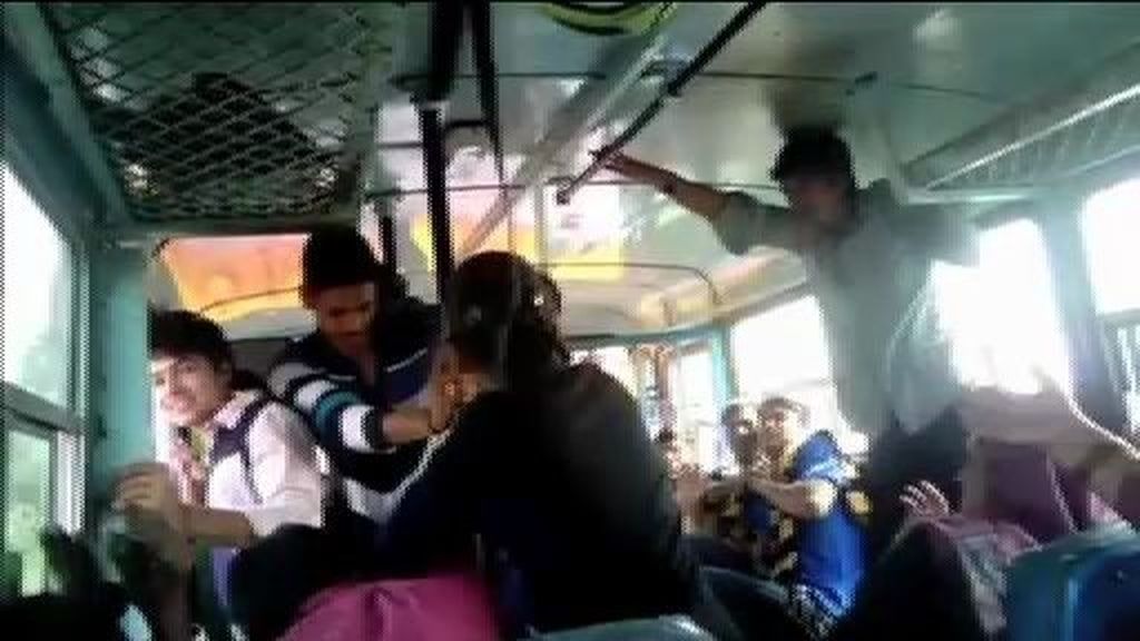Dos jóvenes se defienden de un molestador en un autobús en India