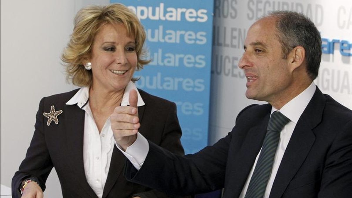 En la imagen, la presidenta del PP de la Comunidad de Madrid, Esperanza Aguirre, junto al presidente del PP en la Comunidad Valenciana, Francisco Camps. EFE/Archivo