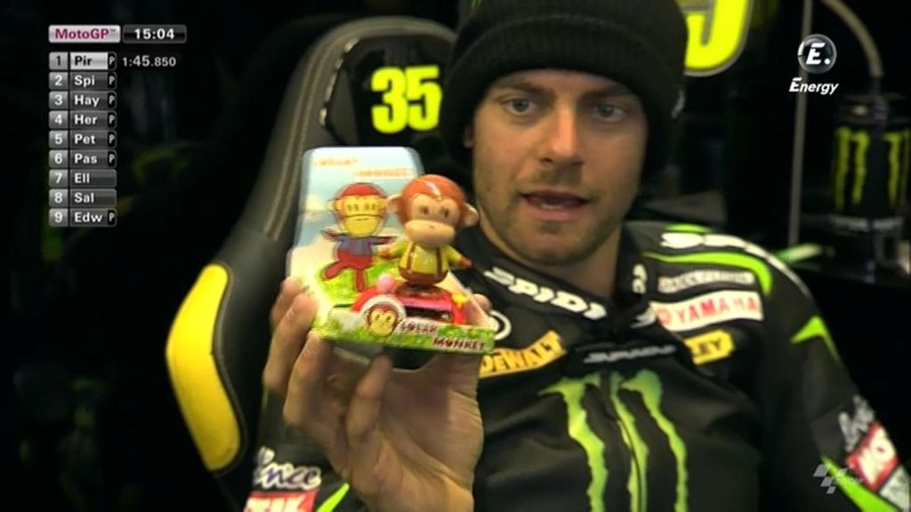 Cal Crutchlow bromea con un juguete solar