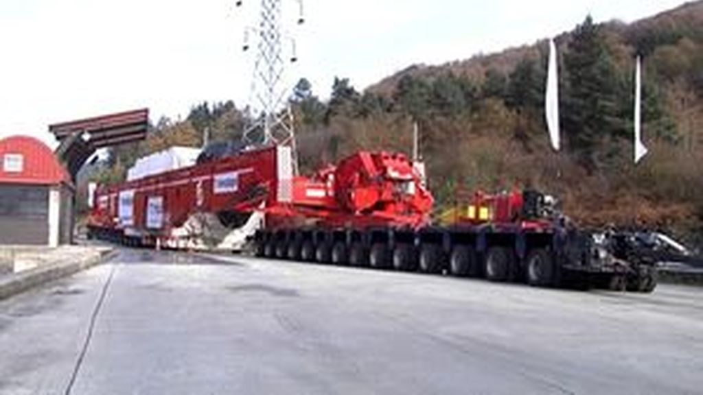 Un camión de 100 metros traslada un aerogenerador japonés en Navarra