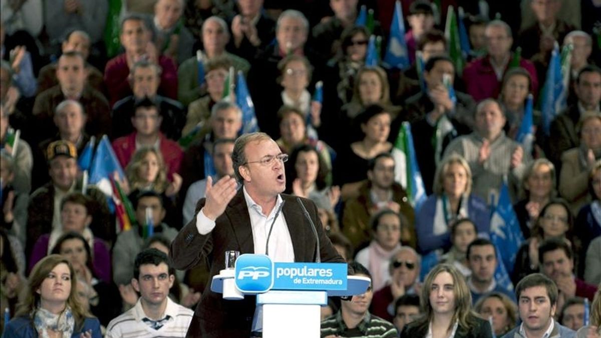 El candidato del PP a la presidencia de la Junta de Extremadura, José Antonio Monago, durante su intervención en la clausura de un acto público de su partido en Cáceres. EFE/Archivo