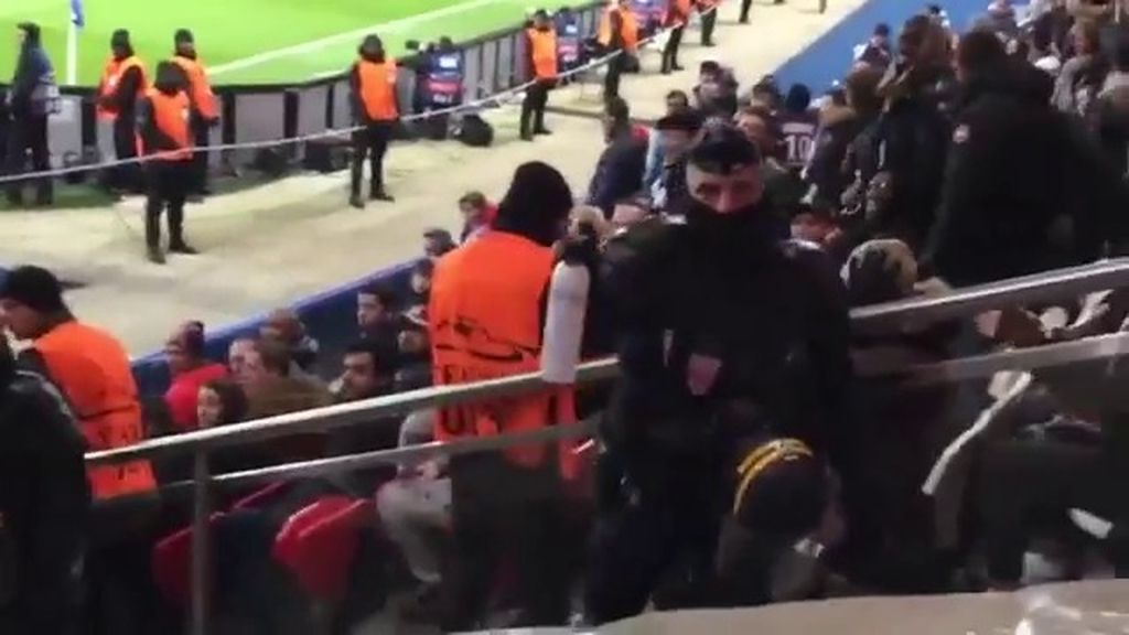¿Rociaba con gas-pimienta la policía a los hinchas del Chelsea en el estadio del PSG?