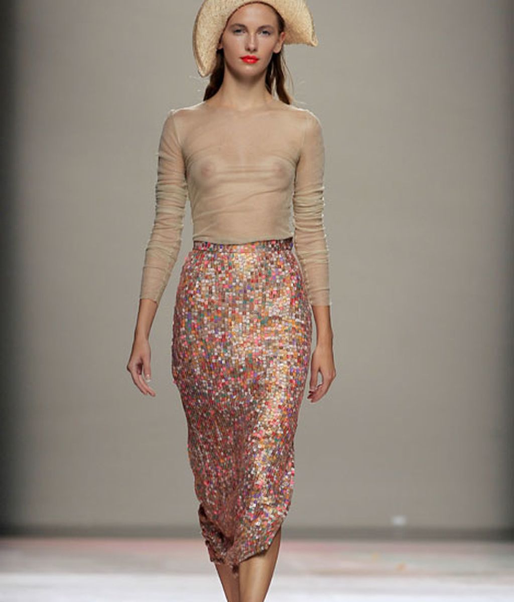 Siluetas fluidas que evocan un verano perpetuo