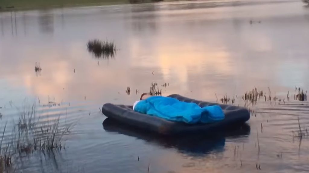 Una broma pesada hace que este joven se despierte en medio de un lago