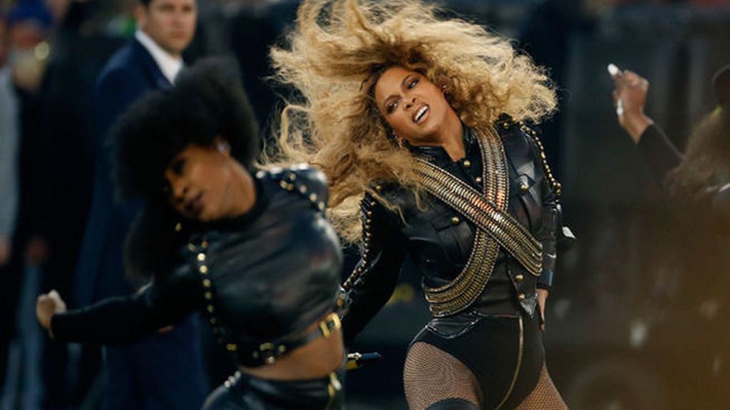 Beyoncé, a punto de caer al suelo durante su actuación en la Super Bowl