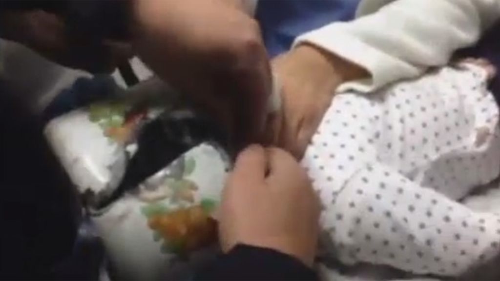 Una niña chilena, atrapada en una tetera Una niña chilena, atrapada en una tetera