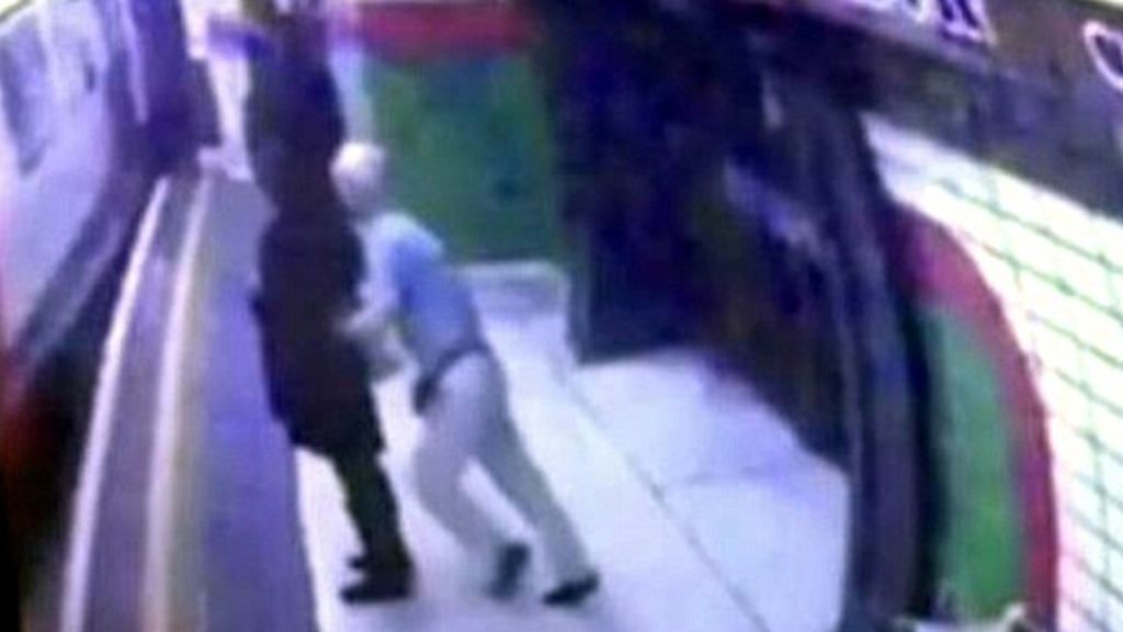 Un anciano espera pacientemente en el metro para empujar a una extraña a las vías