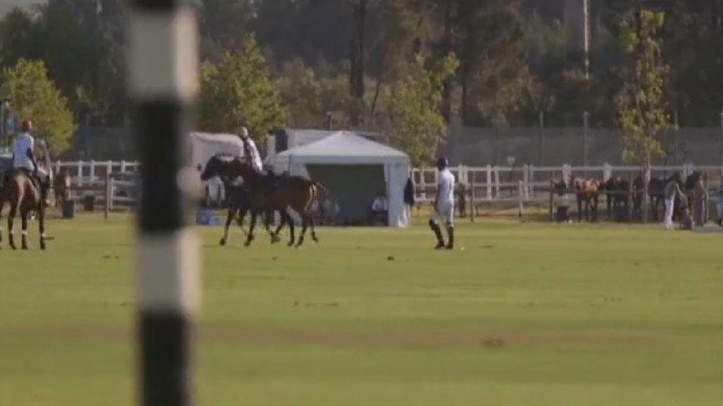 El príncipe Harry se cae del caballo durante un partido de polo