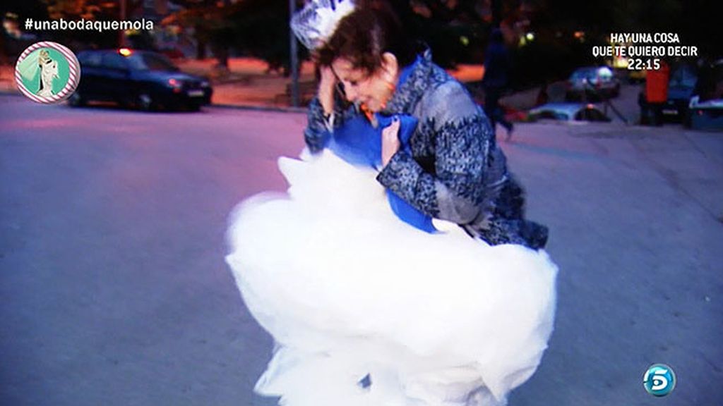 Karmele Marchante se viste de novia para anunciar la boda