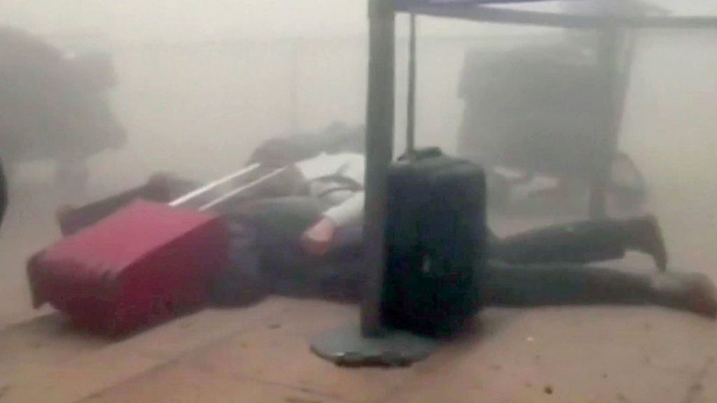 El escenario de la tragedia tras las explosiones en el aeropuerto de Bruselas