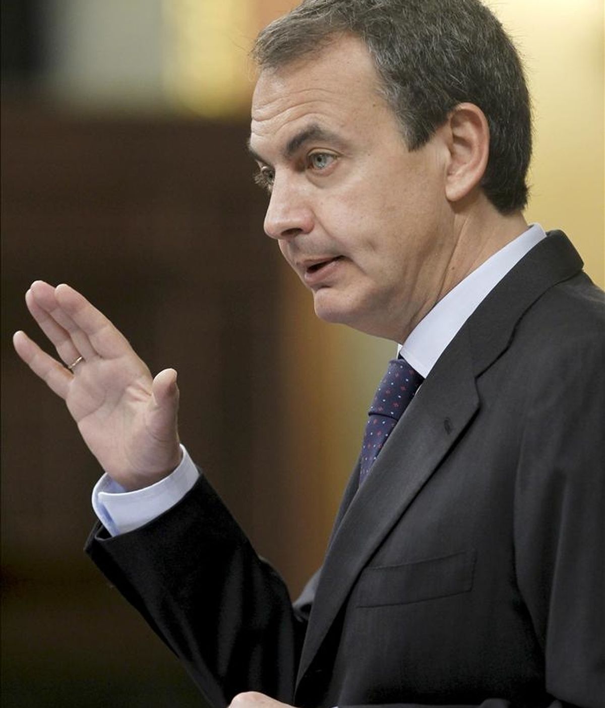 El presidente del Gobierno, José Luis Rodríguez Zapatero, durante su comparecencia hoy a petición propia ante el pleno del Congreso para informar del Consejo Europeo de Bruselas celebrado la semana pasada. EFE